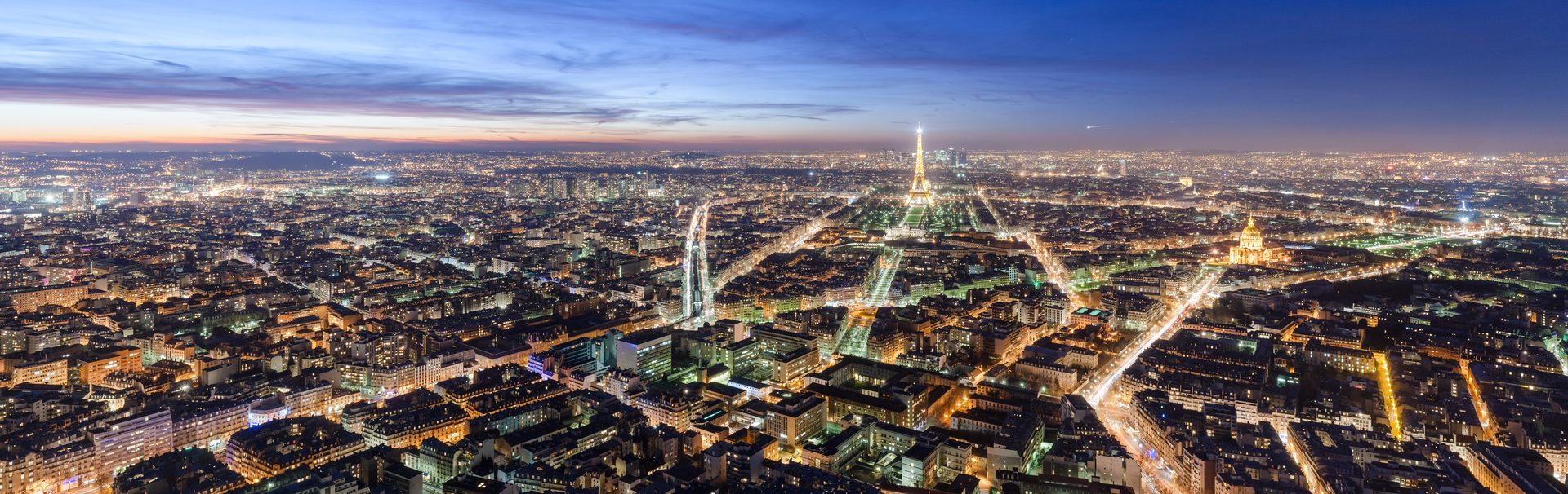 Paris vu de nuit, la tour Eiffel éclairée au-dessus des toits